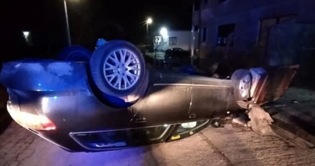 (FOTO) Još jedna teška nesreća u BiH: Audi A3 završio na krovu