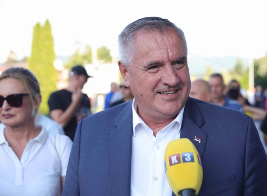 RADOVAN VIŠKOVIĆ PREUZEO ULOGU VODEĆEG KOMIČARA ZA GOVORNICOM NSRS-a: “Dozvoliću Vukanoviću da me vuče za uši