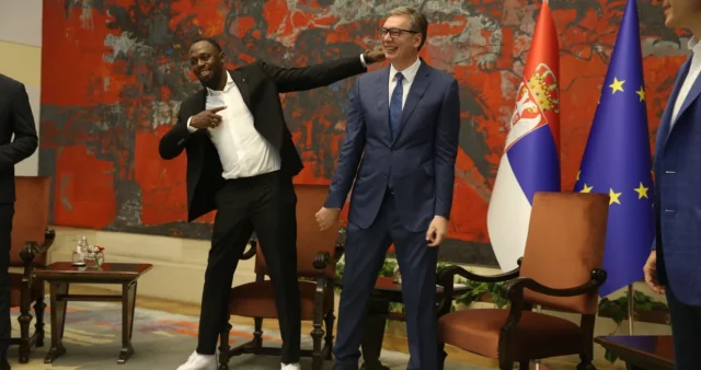 W-1186027-1235 (FOTO) Poziranje u karakterističnom stilu: Aleksandar Vučić je dočekao Usaina Bolta u Beogradu