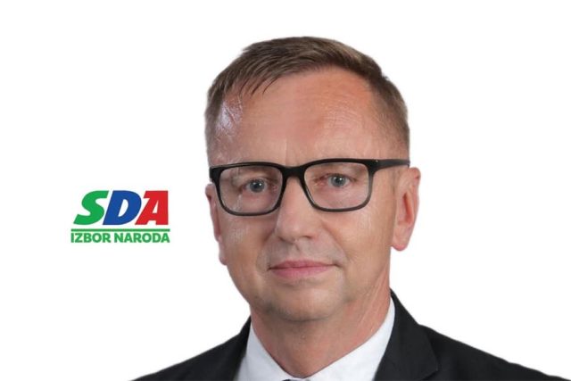 kot Zastupnik SDA predaje na tri fakulteta