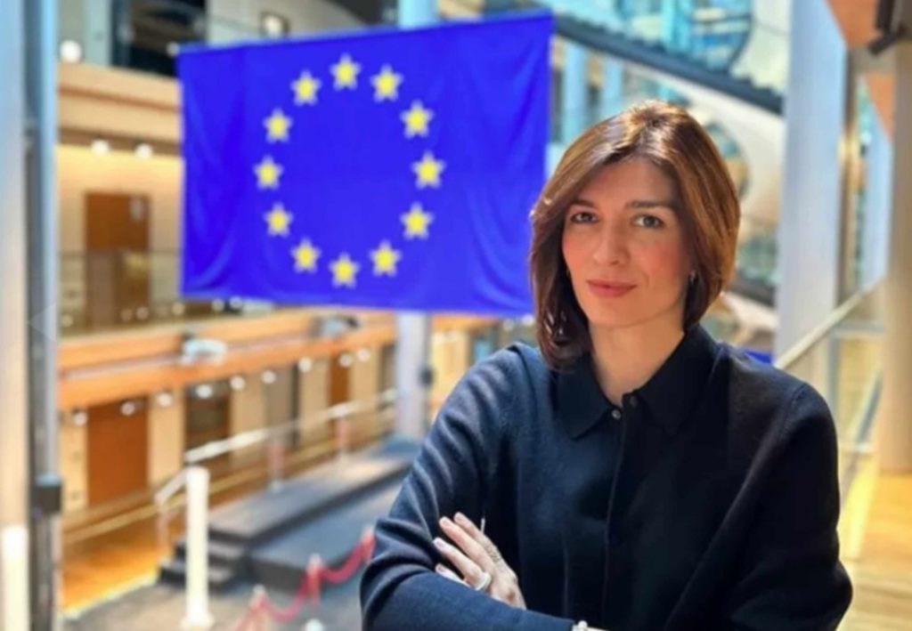 STIL BEZ SADRŽAJA, IZVEDBA BEZ CILJA: Diplomatija dojma na primjeru Sabine Ćudić