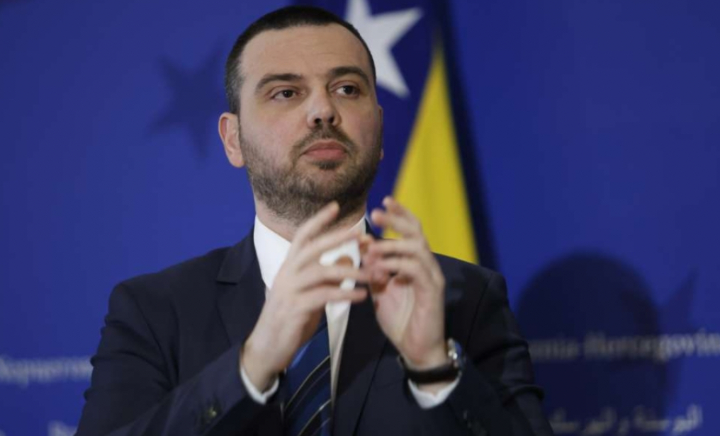 SAŠA MAGAZINOVIĆ PALI ALARM: Tri pitanja Dodiku