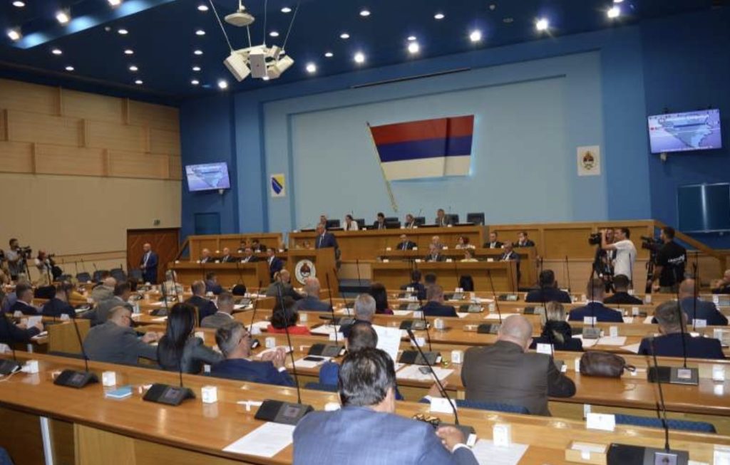 BURNO U BANJALUCI: Izglasana nova Vlada RS, opozicija napustila sjednicu