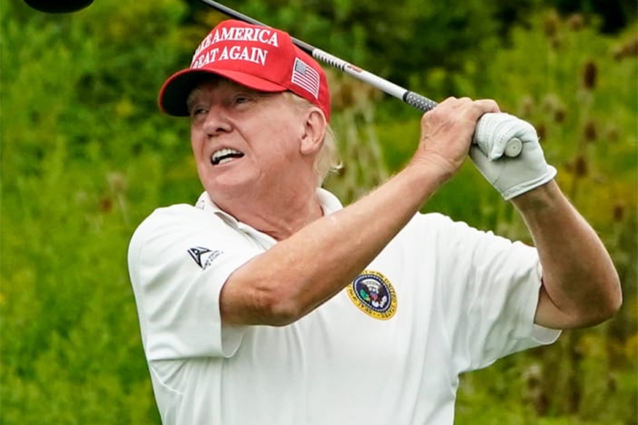 OVO SE NIKADA RANIJE NIJE DOGODILO: Donald Trump snimljen kako igra golf na svom imanju, ali pogledajte šta se nalazi iza njegovih leđa… OVO SE NIKADA RANIJE NIJE DOGODILO: Donald Trump snimljen kako igra golf na svom imanju, ali pogledajte šta se nalazi iza njegovih leđa...