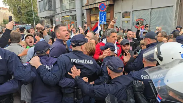 Opsadno stanje u Beogradu: Policija sa dugim cijevima na ulicama, evo o čemu je riječ…